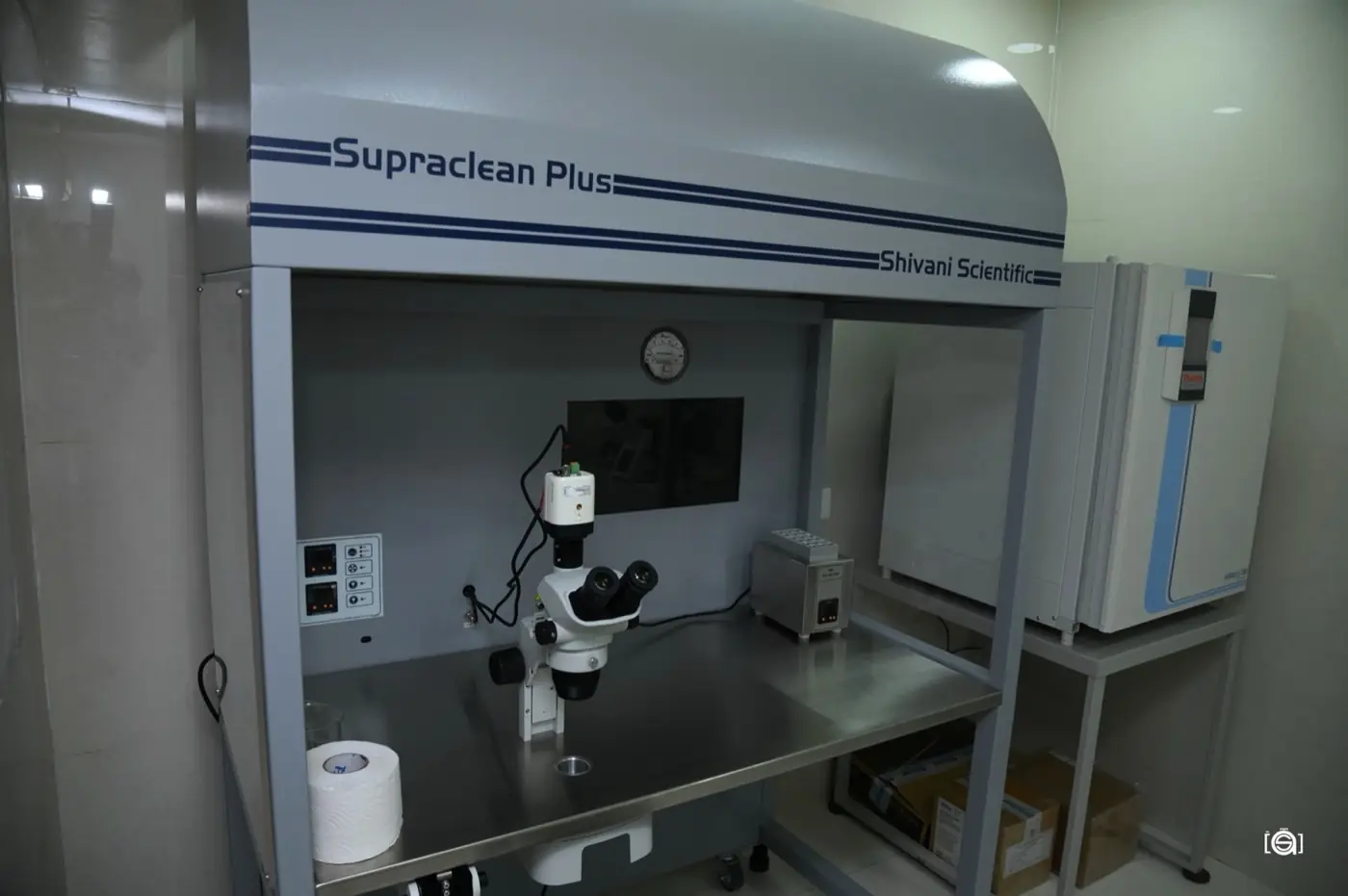 Laminar-flow ART workstation with stereo microscope and incubator in the Aansh IVF embryology lab
